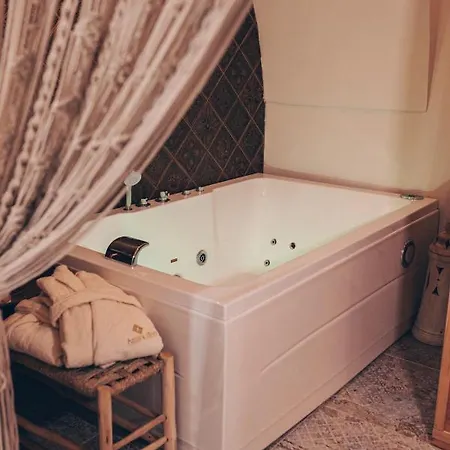 Amira 1899 Luxury